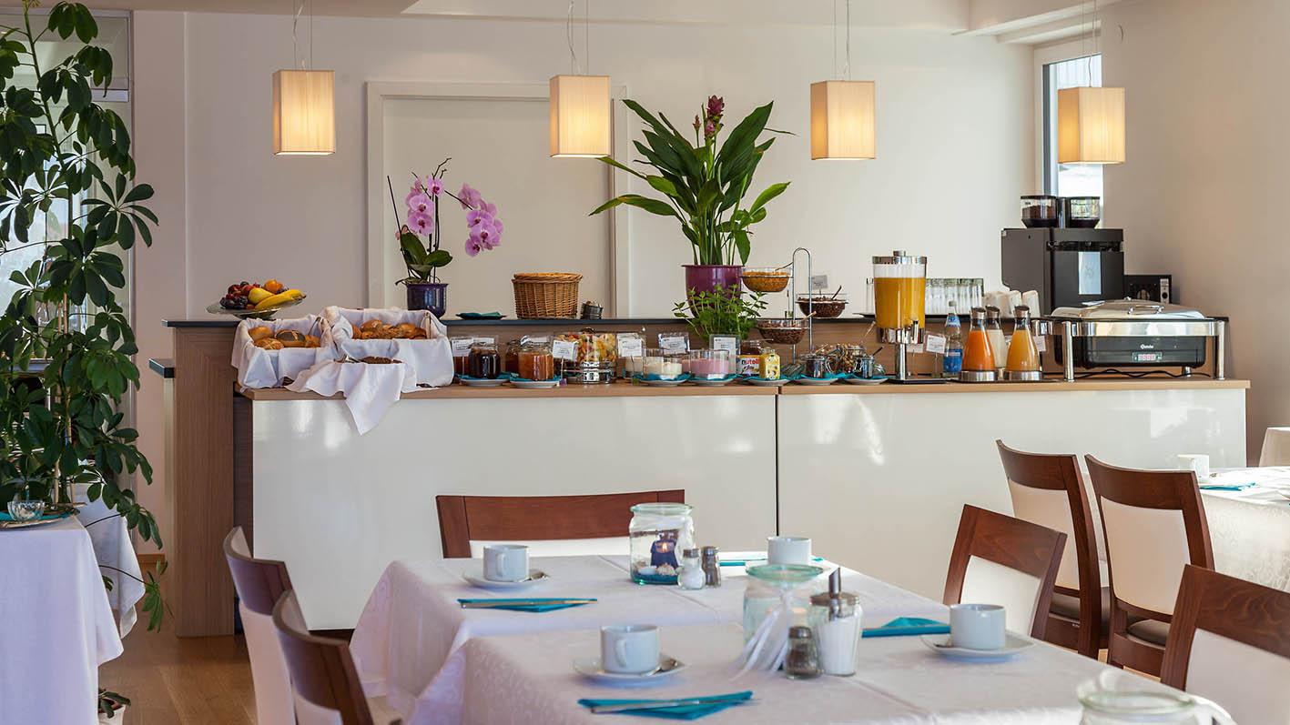 Frühstück auf der Seeterrasse