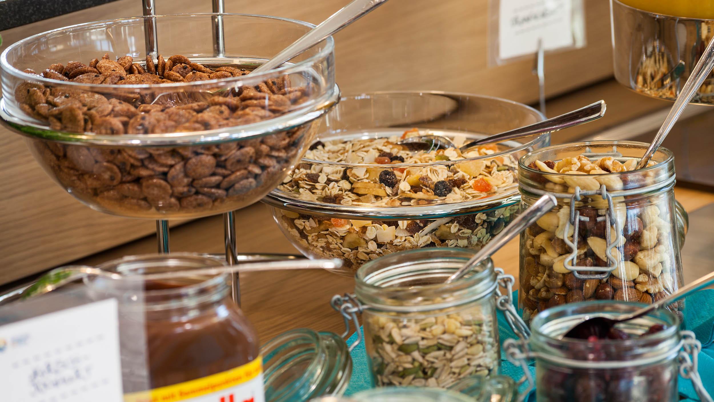 Frühstücksbuffet mit frischen Zutaten