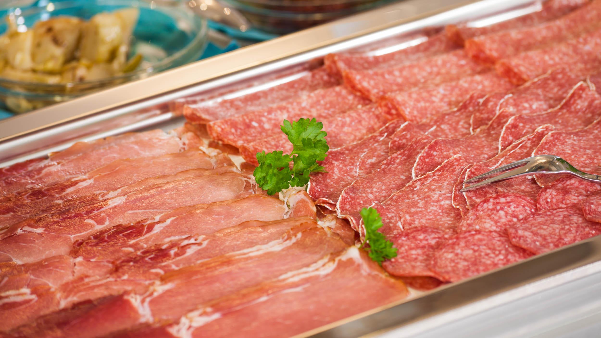Frühstücksbuffet mit frischen Zutaten