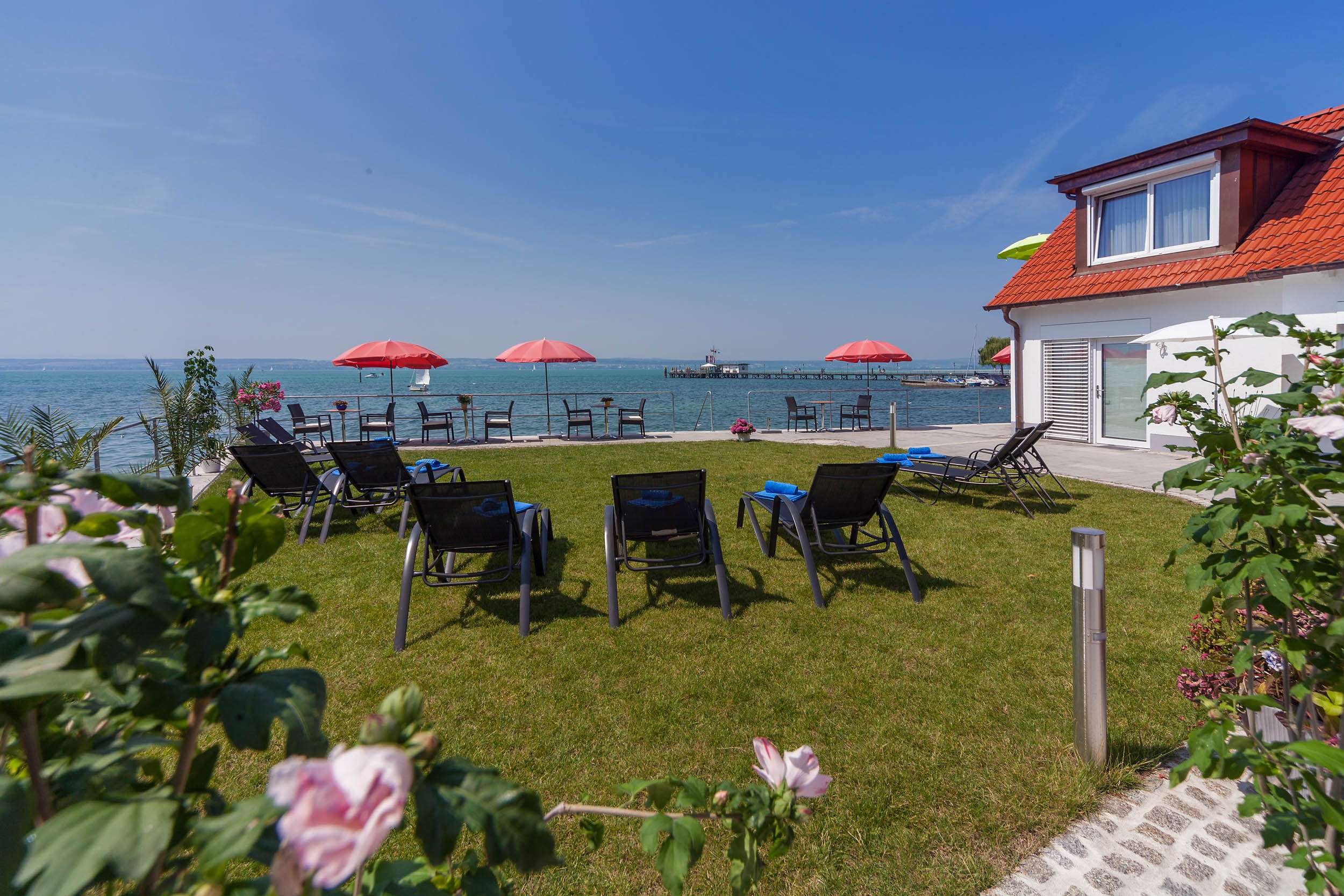 Liegewiese des Seehotel BelRiva direkt am Bodensee